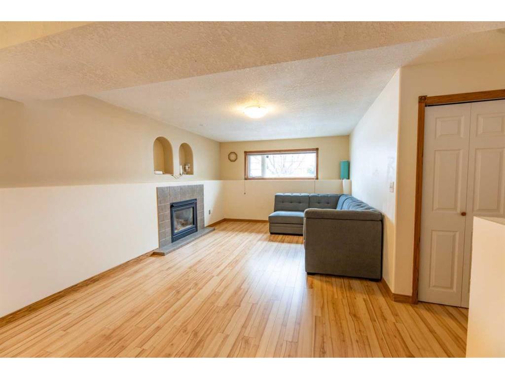 









129


Mackay

Crescent,
Hinton,




AB
T7V 2C7

