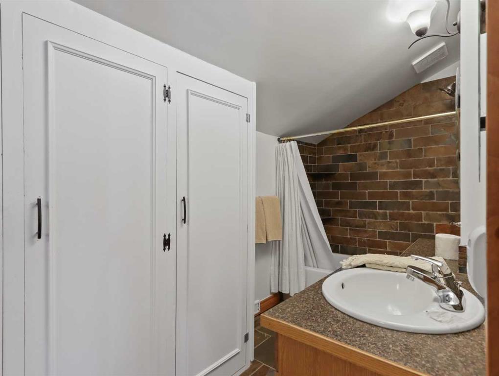 









21


Pinewood

Crescent,
Canmore,




AB
T1W1P8

