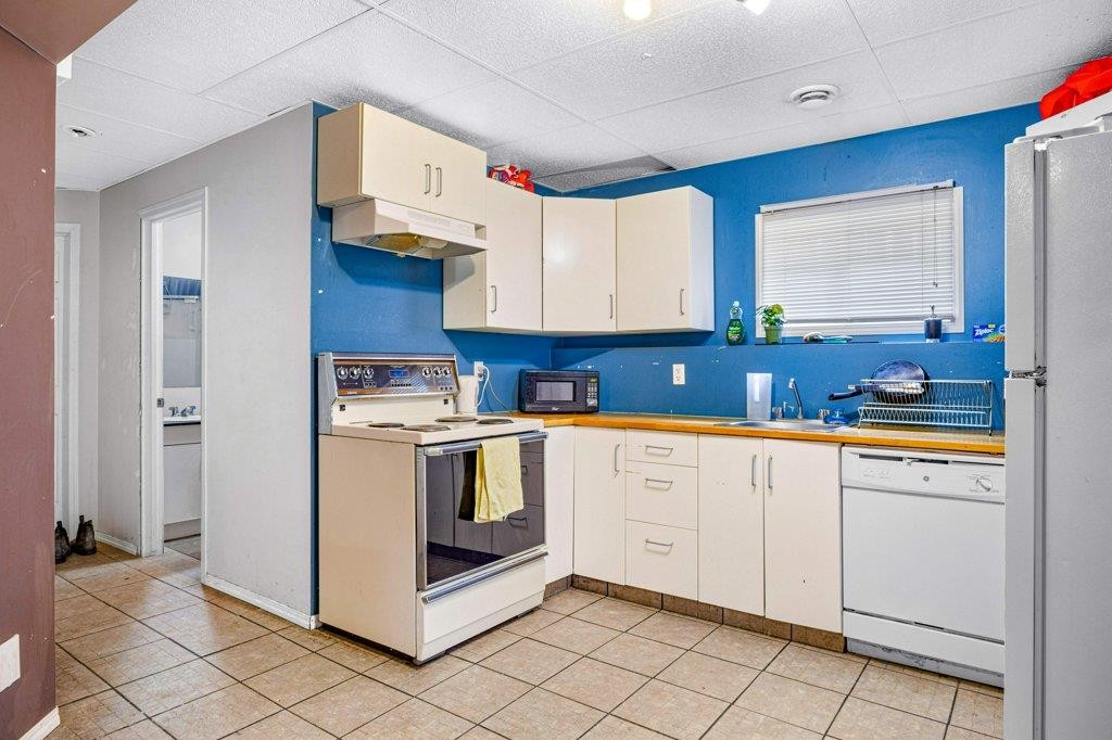 









412


Cougar

Street,
Banff,




AB
T1L1A1

