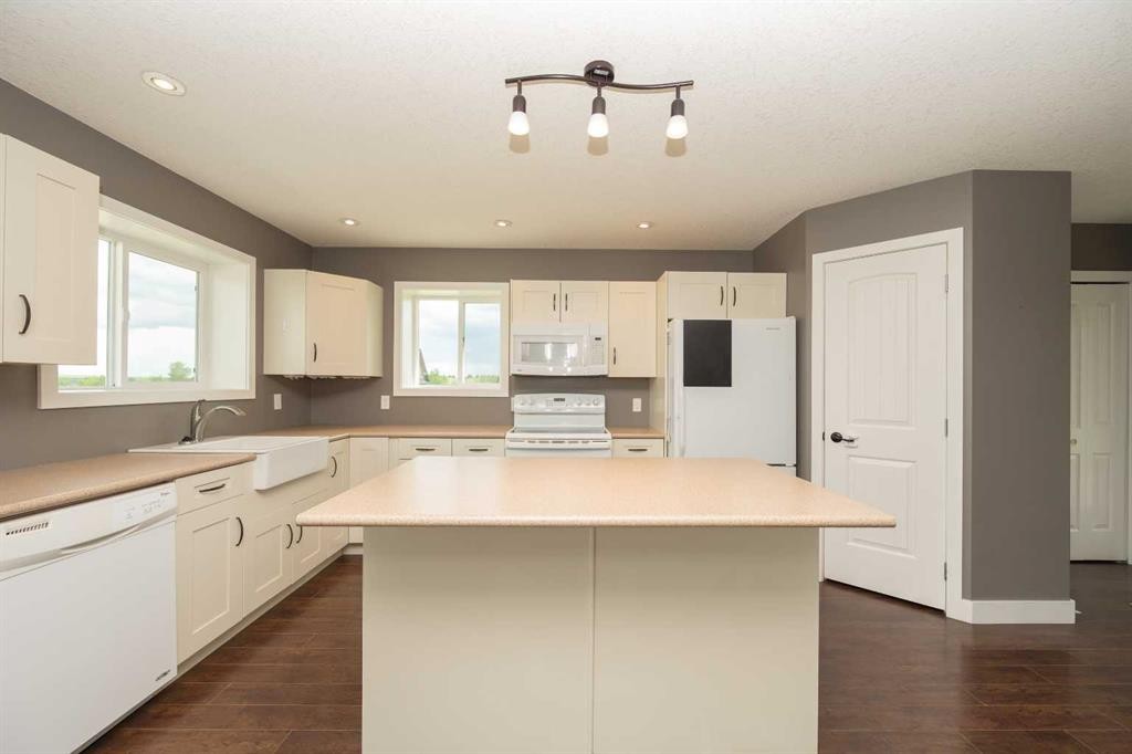 









28, 241044


Highway

Avenue,
Island Lake,




AB
T9S 2A6

