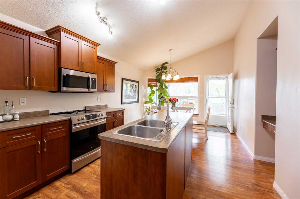 









126


Muldoon

Crescent,
Hinton,




AB
T7V 0A1

