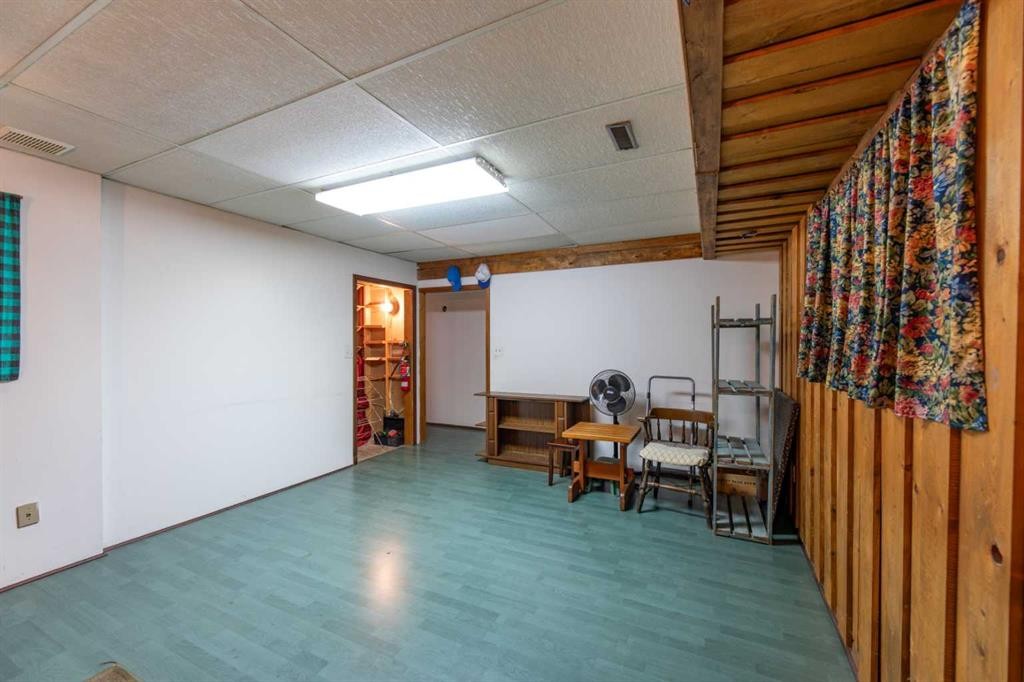 









437


Mountain

Street,
Hinton,




AB
T7V 1A6

