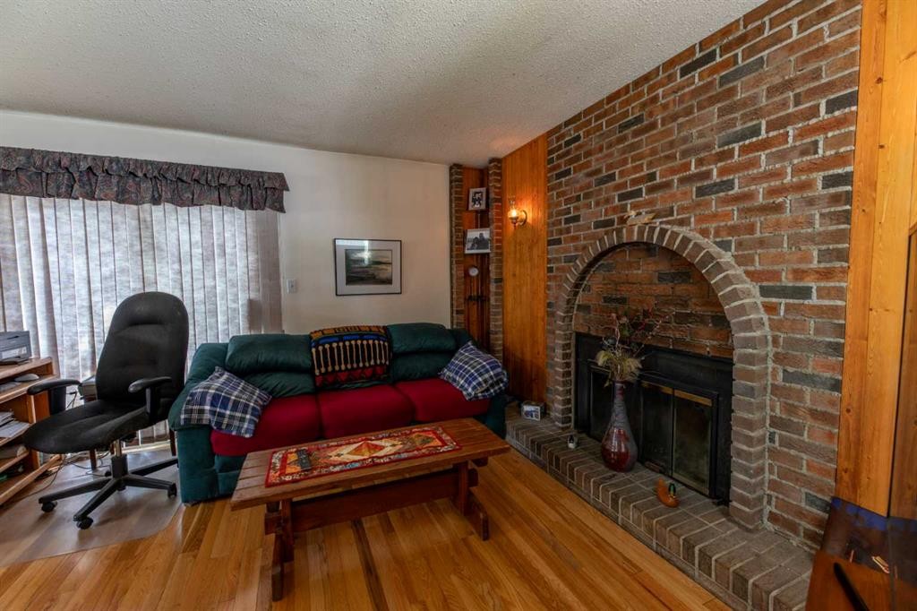 









437


Mountain

Street,
Hinton,




AB
T7V 1A6

