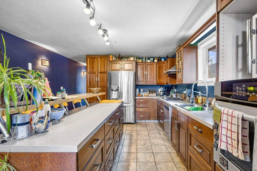 









412


Cougar

Street,
Banff,




AB
T1L1A1

