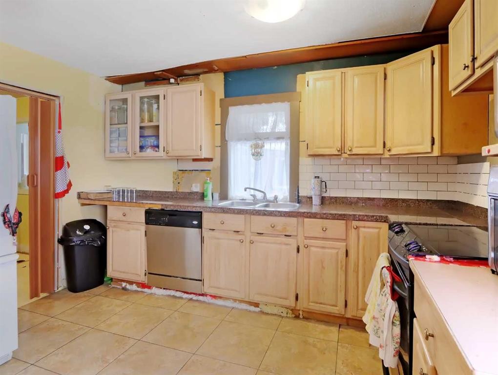 









813


13th

Street,
Canmore,




AB
T1W1W5

