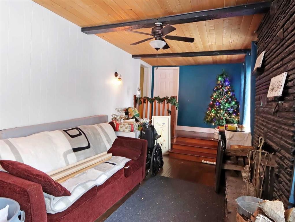 









813


13th

Street,
Canmore,




AB
T1W1W5

