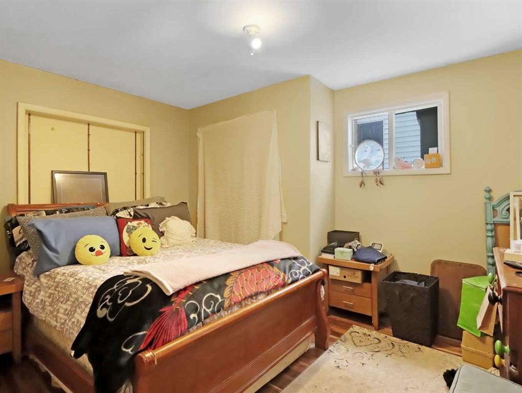 









813


13th

Street,
Canmore,




AB
T1W1W5

