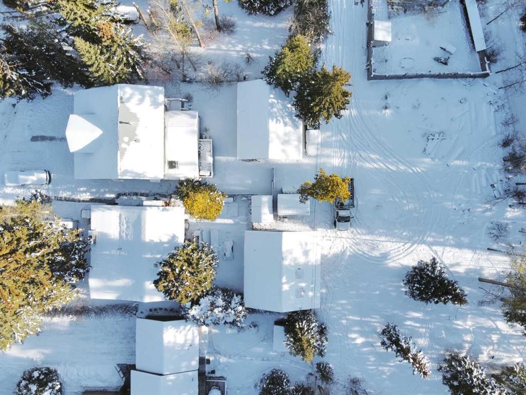 









813


13th

Street,
Canmore,




AB
T1W1W5

