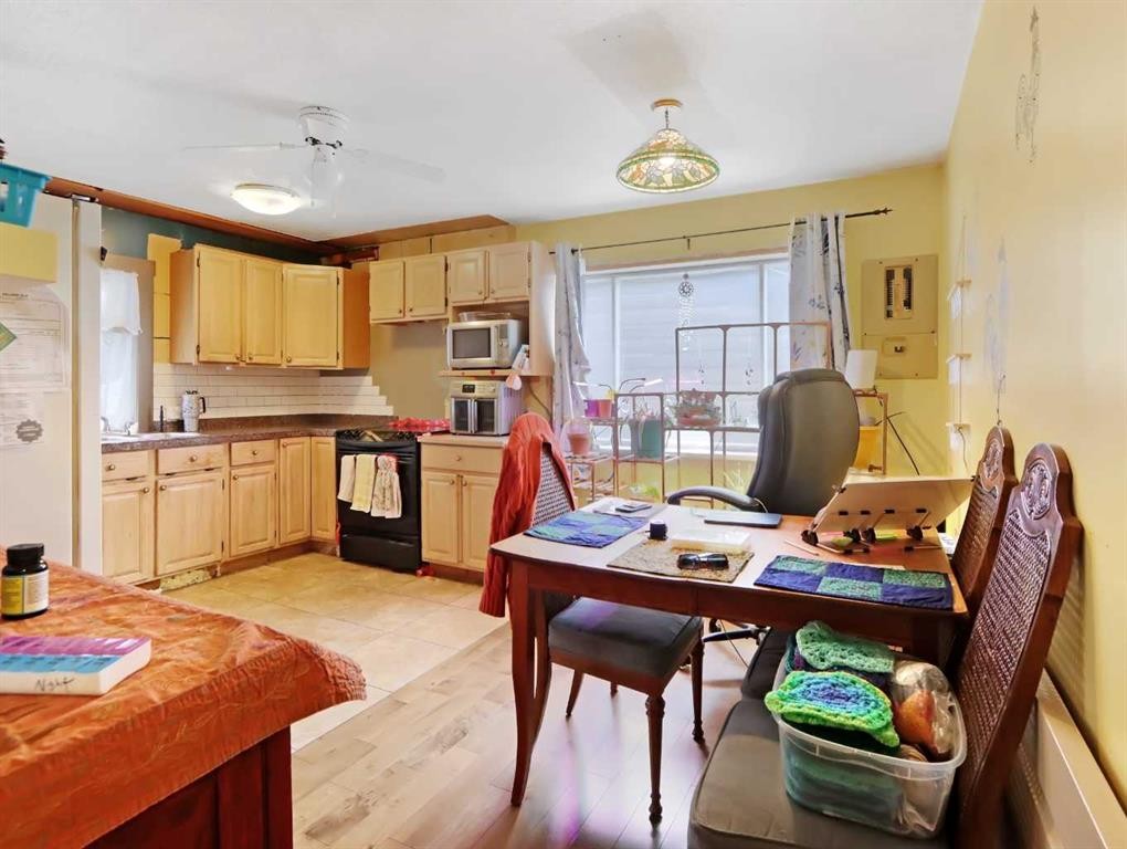 









813


13th

Street,
Canmore,




AB
T1W1W5

