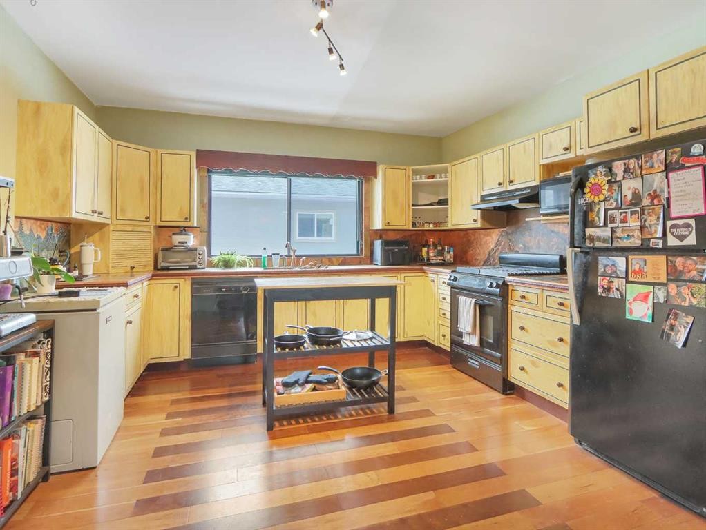 









910


Main

Street,
Canmore,




AB
T1W1R6

