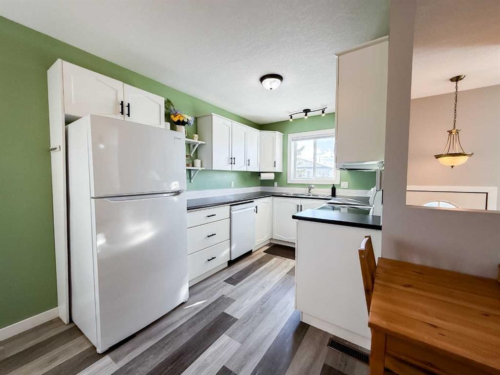 









532


Boutin

Avenue,
Hinton,




AB
T7V 1A8

