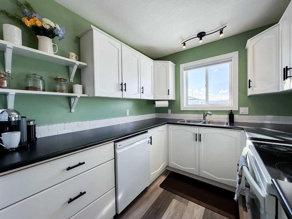 









532


Boutin

Avenue,
Hinton,




AB
T7V 1A8

