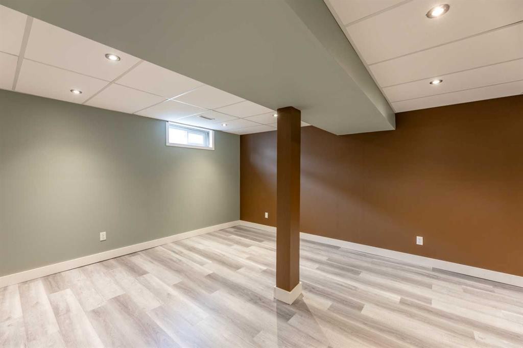 









110


Tamarack

Avenue, 8,
Hinton,




AB
T7V 1C5

