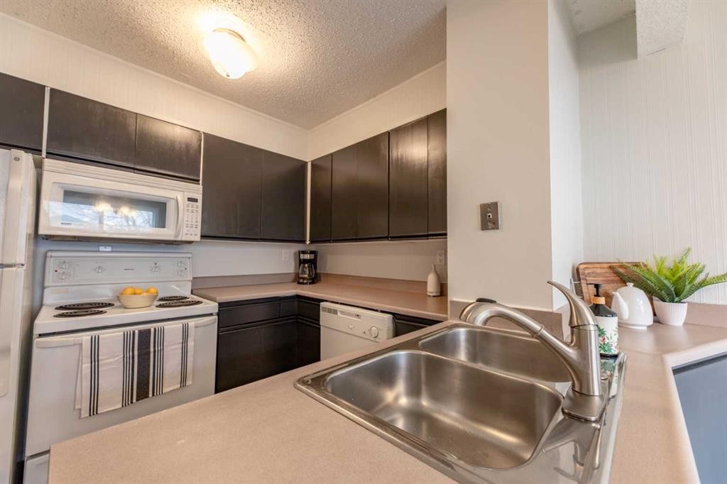 









110


Tamarack

Avenue, 8,
Hinton,




AB
T7V 1C5

