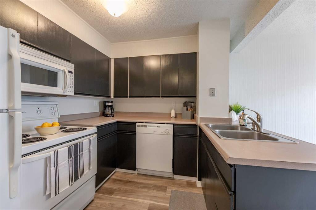 









110


Tamarack

Avenue, 8,
Hinton,




AB
T7V 1C5

