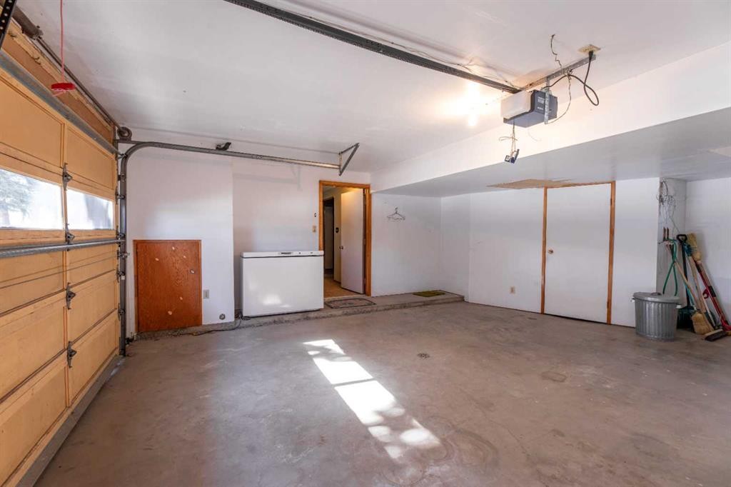 









548


Mountain

Street,
Hinton,




AB
T7V 1J5

