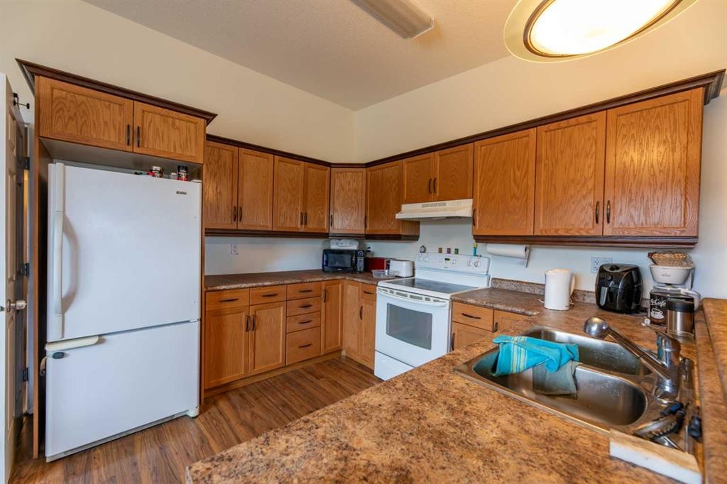 









120


Steele

Crescent,
Hinton,




AB
T7V 2G5


