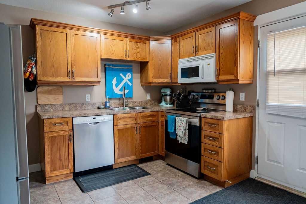 









126


Hardisty

Avenue, 31,
Hinton,




AB
T7V 1B6

