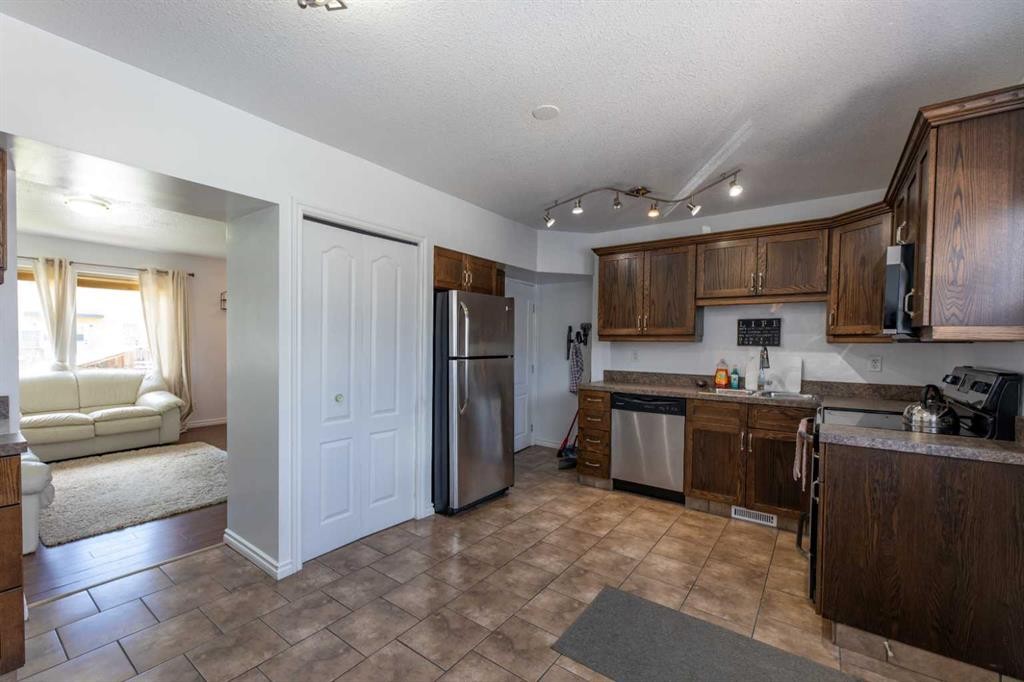 









126


Hardisty

Avenue, 25,
Hinton,




AB
T7V 1B6

