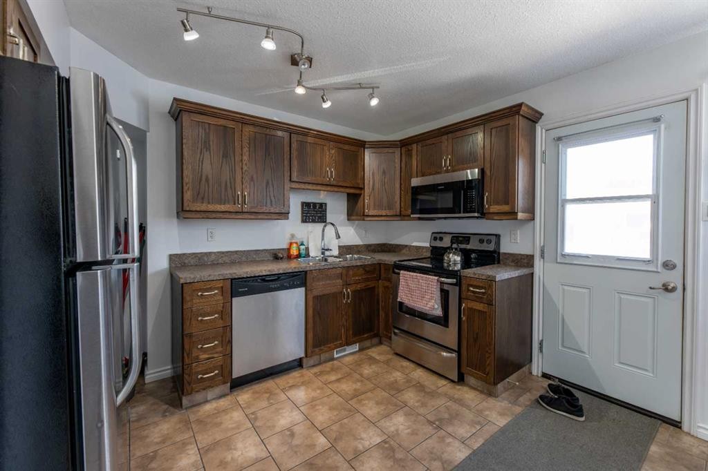 









126


Hardisty

Avenue, 25,
Hinton,




AB
T7V 1B6

