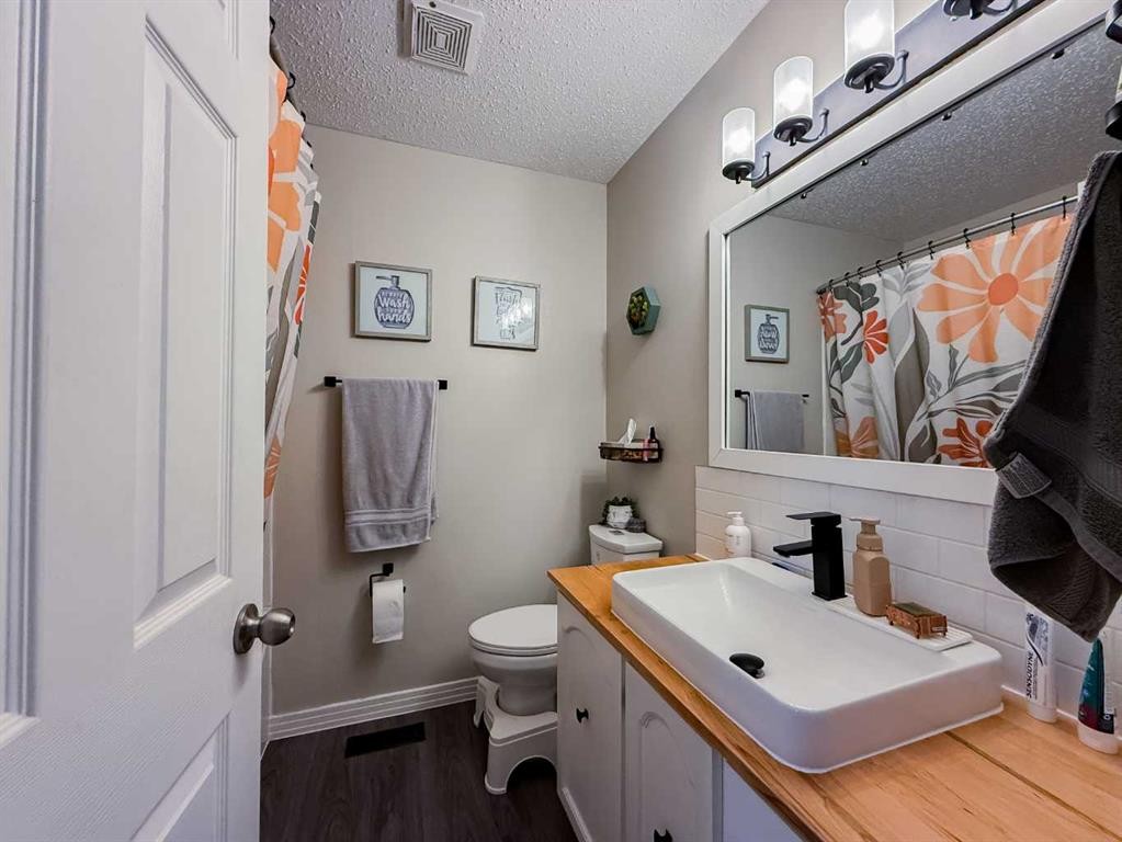 









402


Mountain

Street,
Hinton,




AB
T7V 1K6


