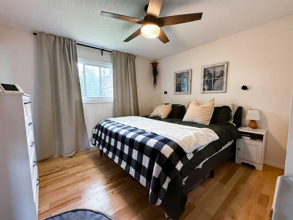 









402


Mountain

Street,
Hinton,




AB
T7V 1K6

