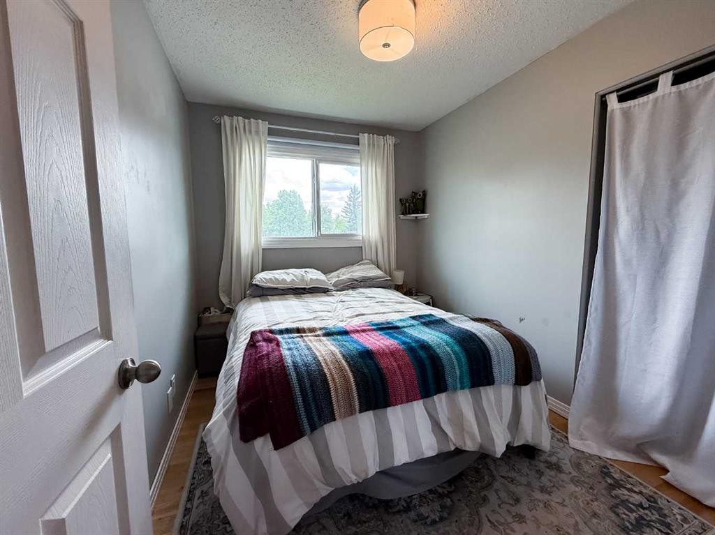 









402


Mountain

Street,
Hinton,




AB
T7V 1K6

