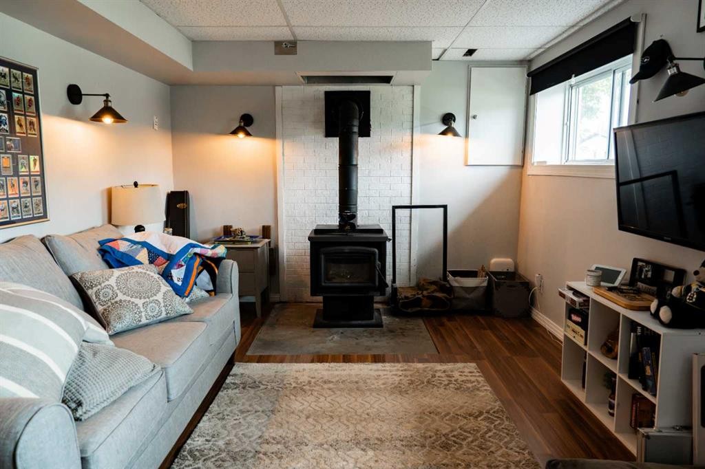 









402


Mountain

Street,
Hinton,




AB
T7V 1K6

