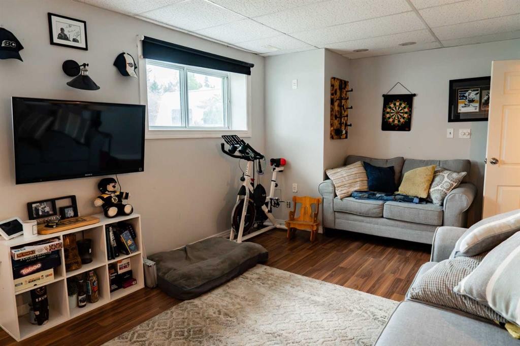 









402


Mountain

Street,
Hinton,




AB
T7V 1K6

