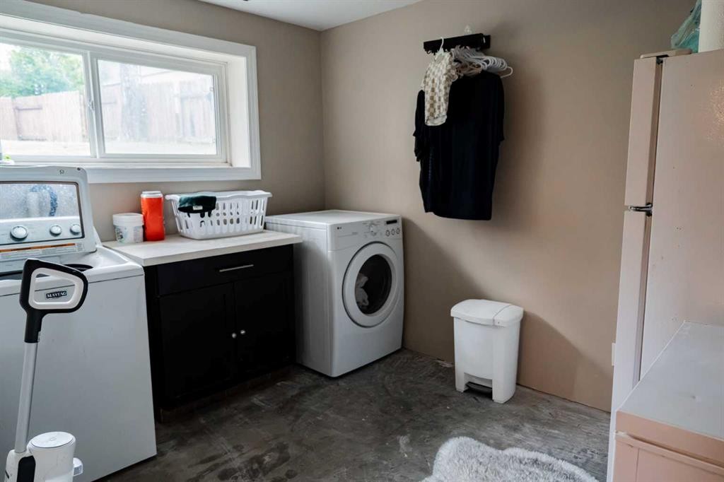 









402


Mountain

Street,
Hinton,




AB
T7V 1K6

