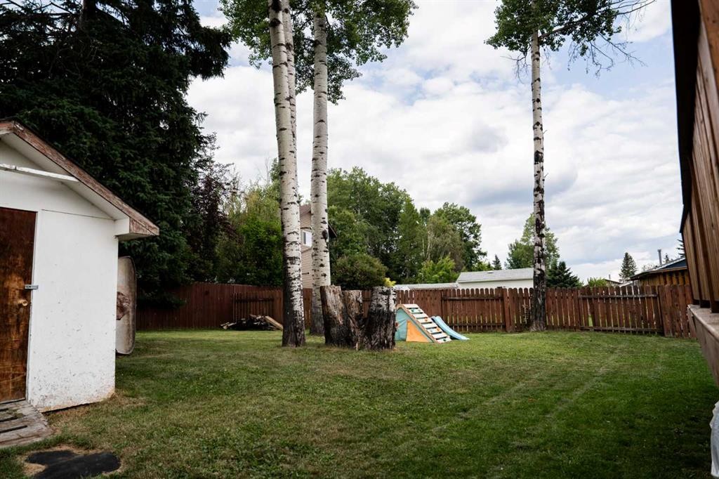 









402


Mountain

Street,
Hinton,




AB
T7V 1K6

