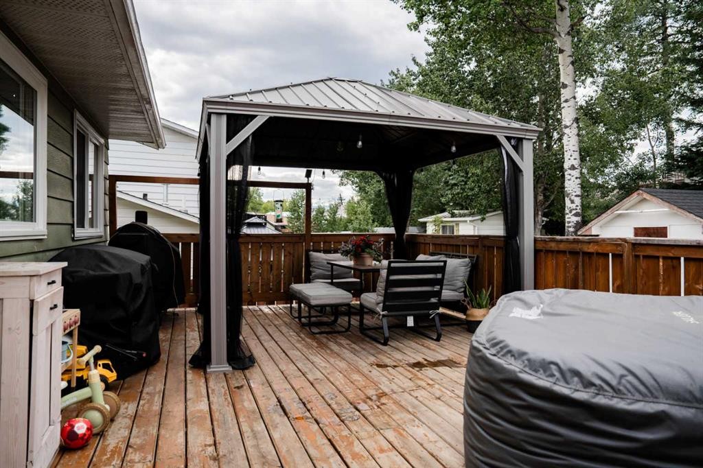 









402


Mountain

Street,
Hinton,




AB
T7V 1K6

