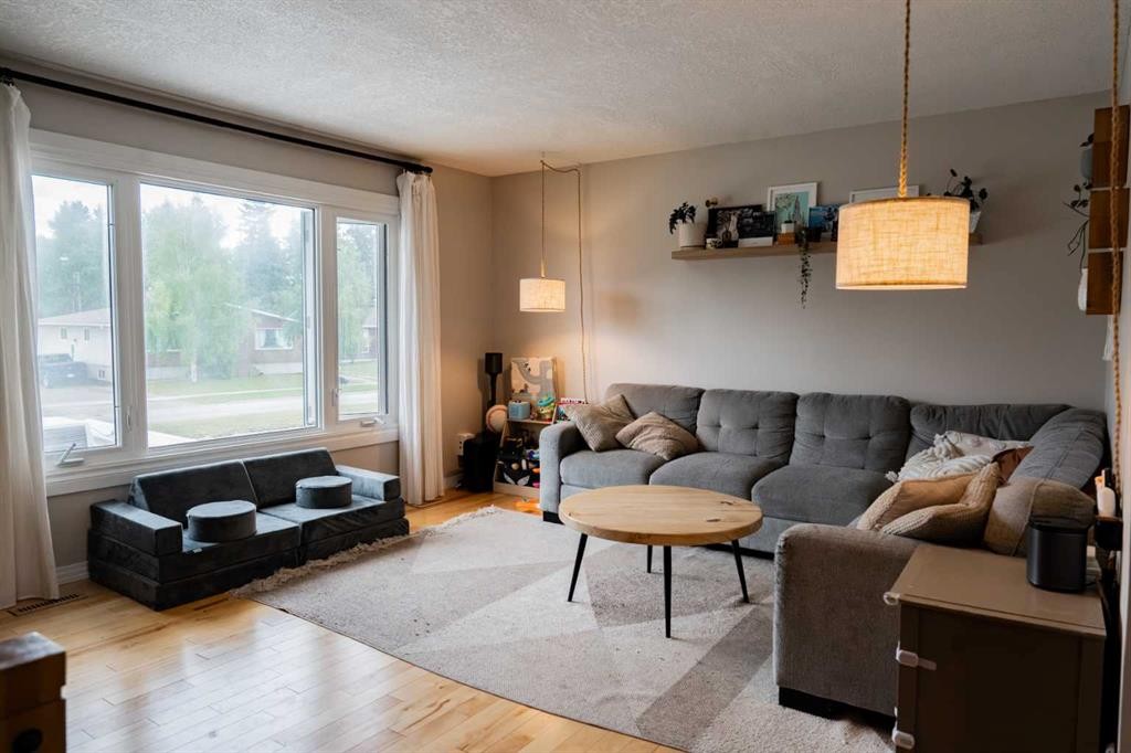 









402


Mountain

Street,
Hinton,




AB
T7V 1K6

