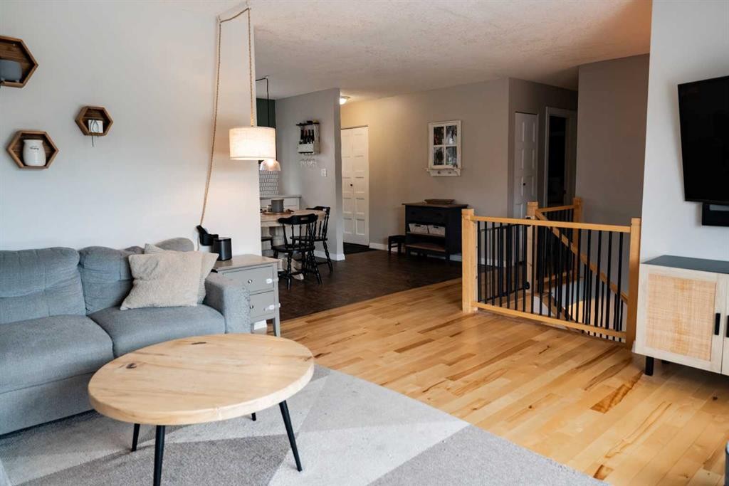 









402


Mountain

Street,
Hinton,




AB
T7V 1K6

