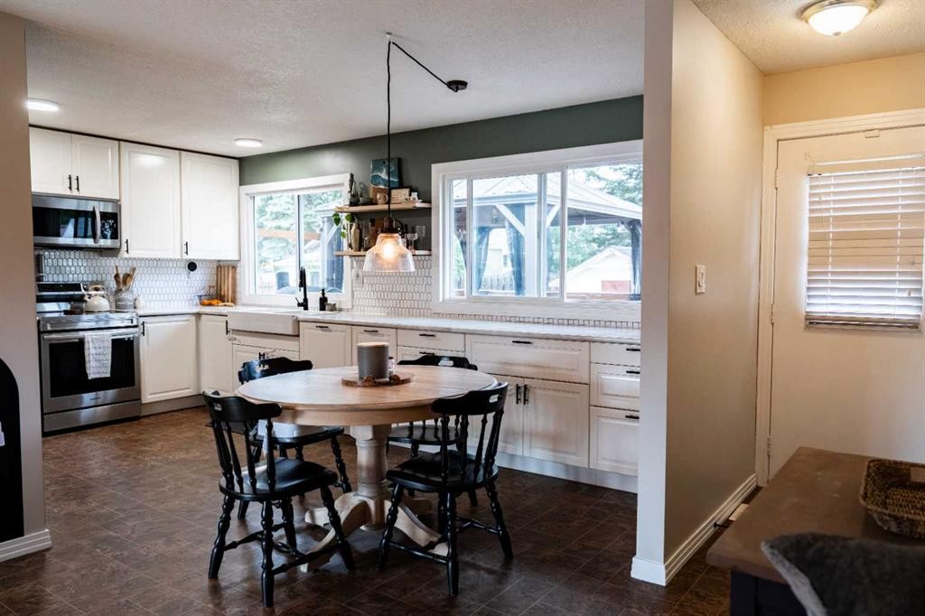 









402


Mountain

Street,
Hinton,




AB
T7V 1K6

