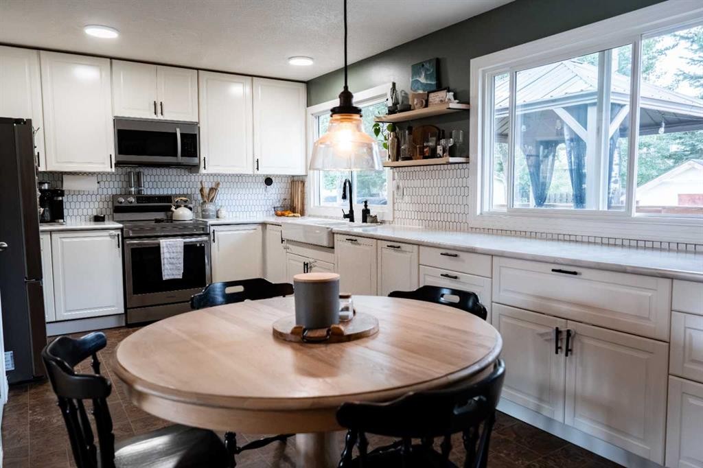 









402


Mountain

Street,
Hinton,




AB
T7V 1K6

