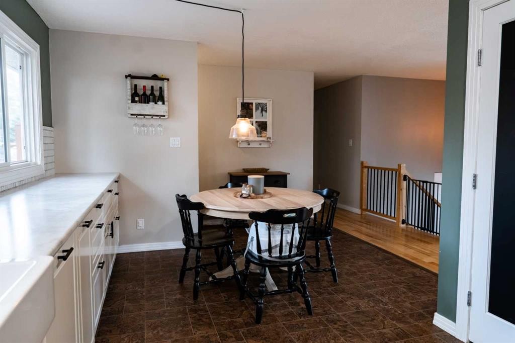 









402


Mountain

Street,
Hinton,




AB
T7V 1K6


