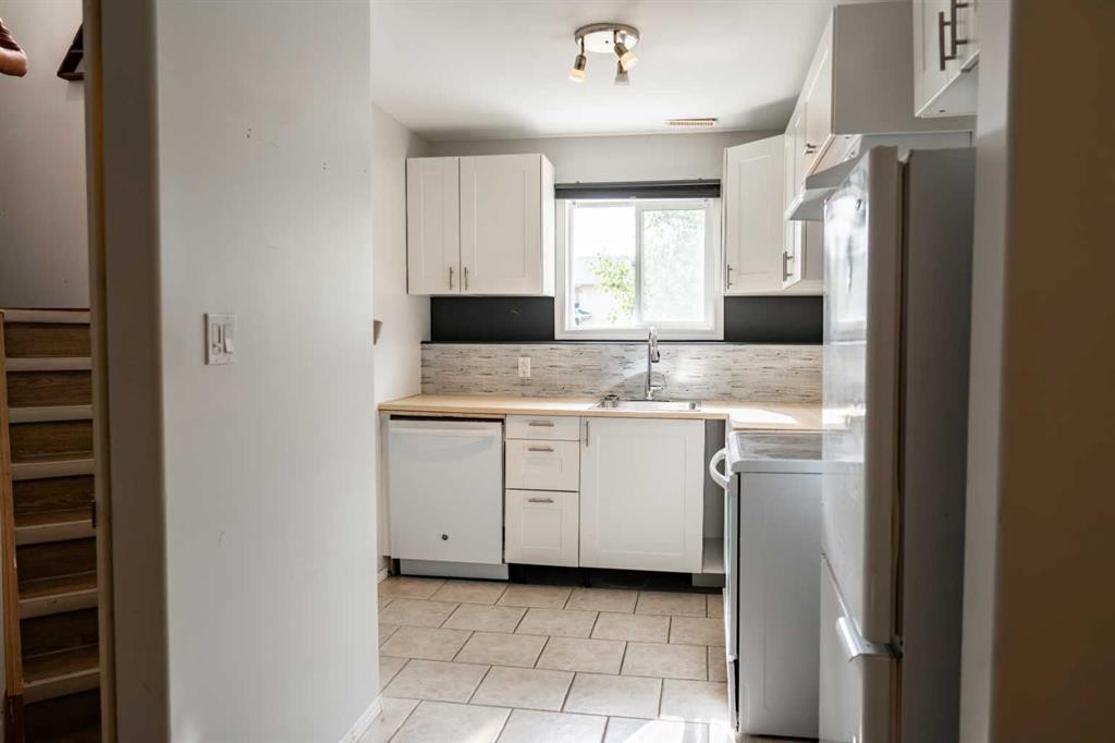 









382


Skogg

Avenue,
Hinton,




AB
T7V 1A8

