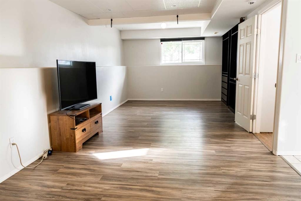 









382


Skogg

Avenue,
Hinton,




AB
T7V 1A8

