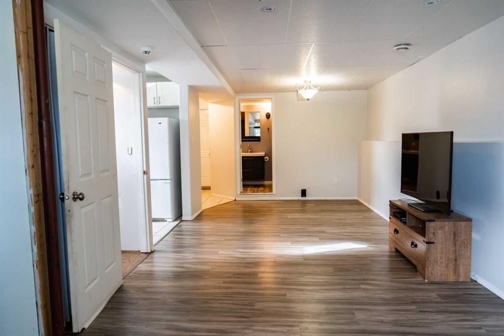 









382


Skogg

Avenue,
Hinton,




AB
T7V 1A8

