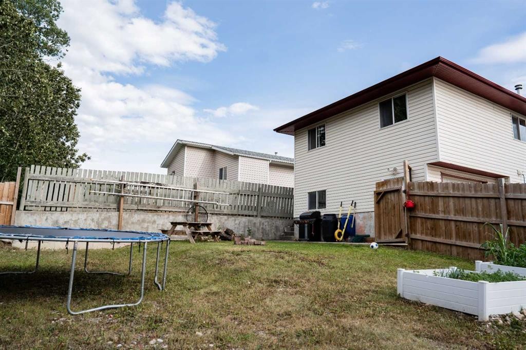 









382


Skogg

Avenue,
Hinton,




AB
T7V 1A8

