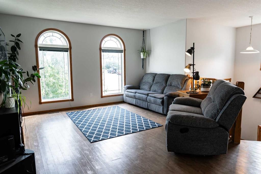 









382


Skogg

Avenue,
Hinton,




AB
T7V 1A8

