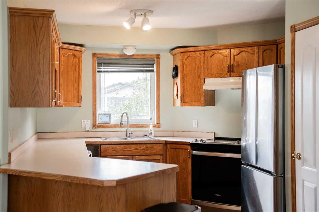 









382


Skogg

Avenue,
Hinton,




AB
T7V 1A8

