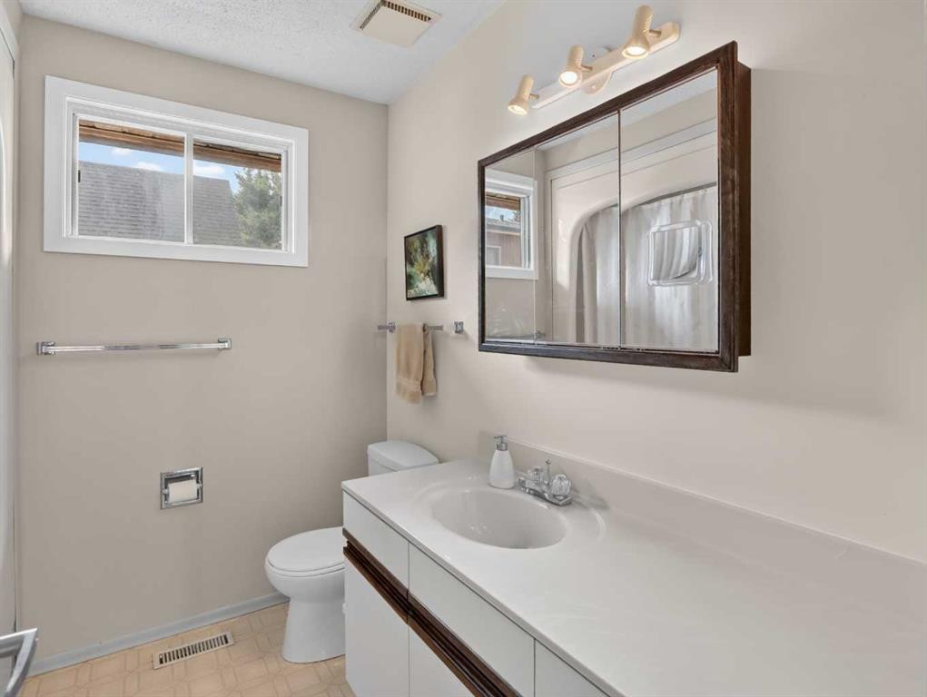 









22


Pinewood

Crescent,
Canmore,




AB
T1W 1P8

