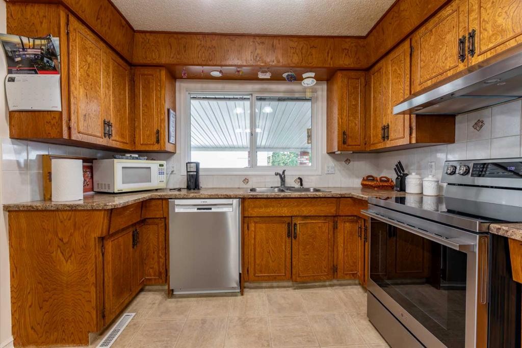 









121


Talbot

Drive,
Hinton,




AB
T7V 1M1

