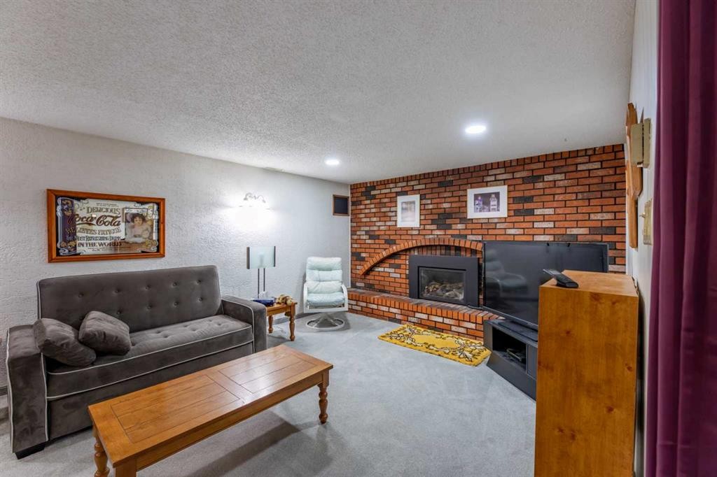 









121


Talbot

Drive,
Hinton,




AB
T7V 1M1

