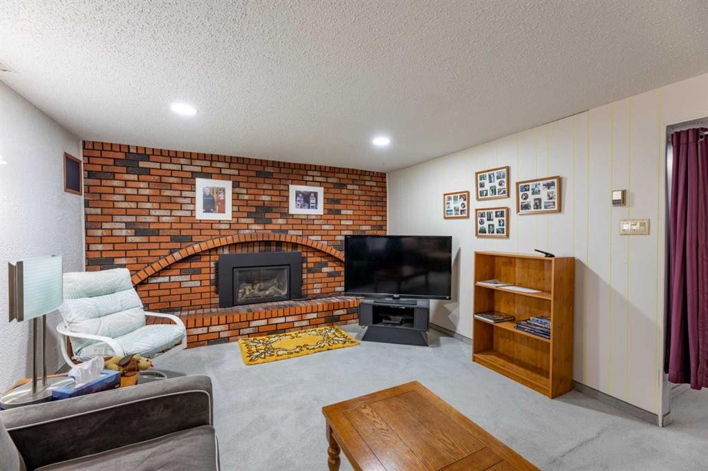 









121


Talbot

Drive,
Hinton,




AB
T7V 1M1

