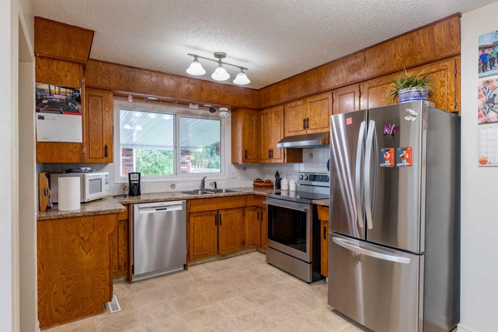 









121


Talbot

Drive,
Hinton,




AB
T7V 1M1

