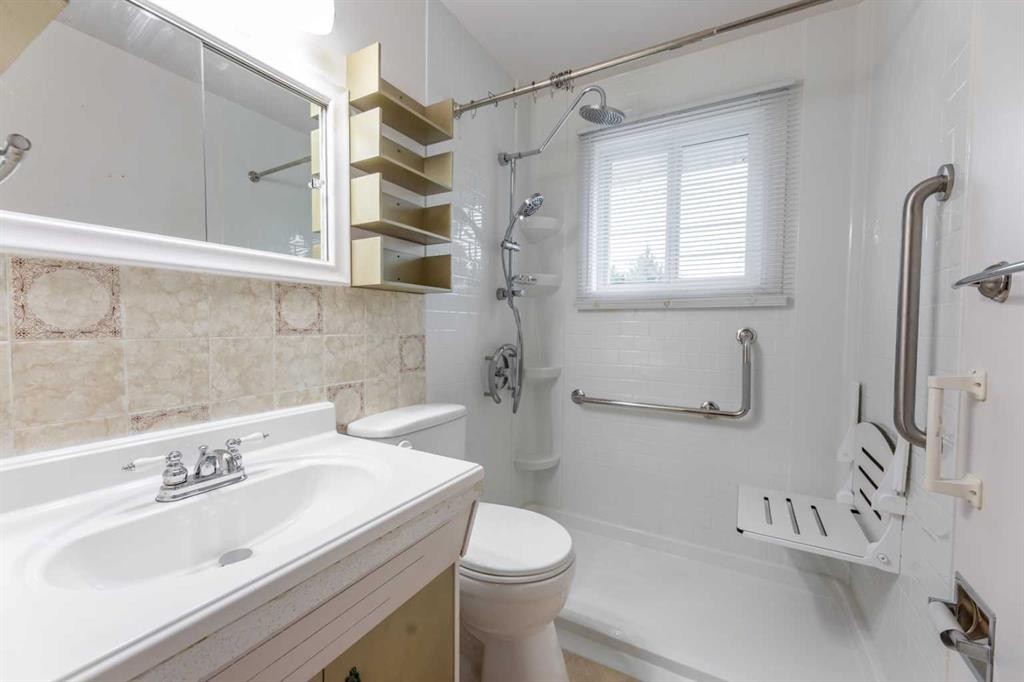









104


Fraser

Street,
Hinton,




AB
T7V 1B7

