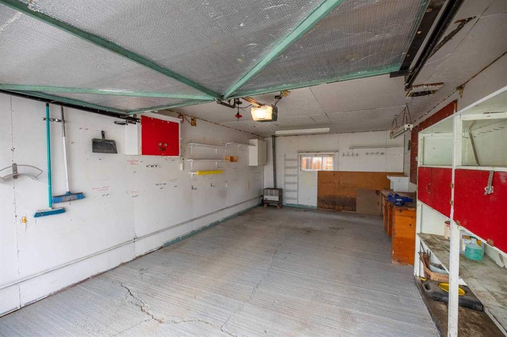









104


Fraser

Street,
Hinton,




AB
T7V 1B7

